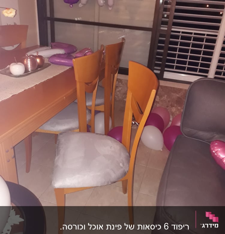 כיסאות עץ עם ריפוד אפור ליד שולחן עץ